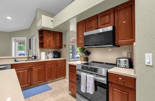 Mesa House | Pickleball, Pool, Hot tub, Firepit, Mini-putt, 5 BRs, Sleeps up to 15! Luxury