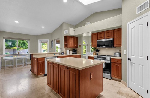 Mesa House | Pickleball, Pool, Hot tub, Firepit, Mini-putt, 5 BRs, Sleeps up to 15! Luxury