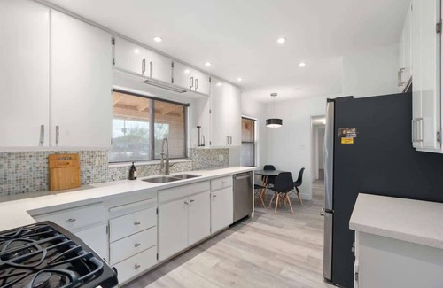 Bel Air House | Pickleball | Sparkling Pool | Mini Putt | Sleeps14