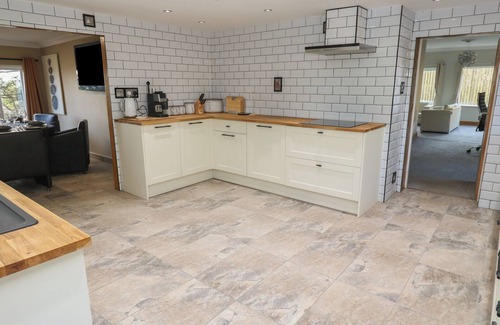 Halifax House | PICKWOOD GRANGE, pet friendly, with hot tub in Norland