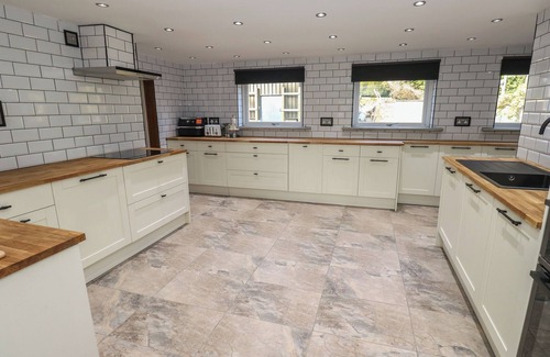 Halifax House | PICKWOOD GRANGE, pet friendly, with hot tub in Norland