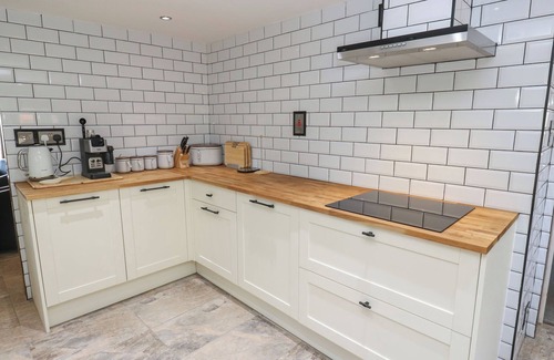 Halifax House | PICKWOOD GRANGE, pet friendly, with hot tub in Norland