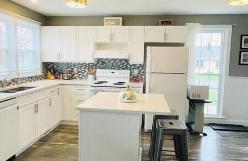 Prince Edward House | Picton Retreat Downtown | Serene, Stylish & Great Amenities