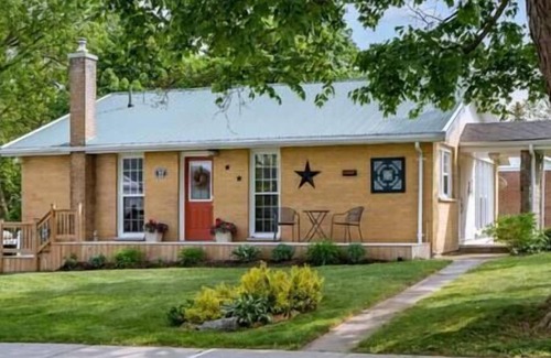 Prince Edward House | Picton Retreat Downtown | Serene, Stylish & Great Amenities