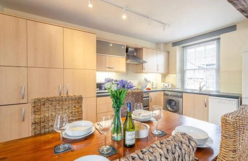 Norwich Apartment | Picture Perfect Location Stunning 2 Bedroom Apartment with parking