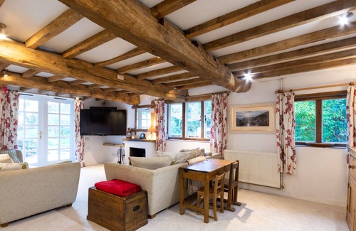 New Forest District Cottage | Picture postcard Thatched cottage in the forest