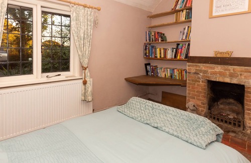 New Forest District Cottage | Picture postcard Thatched cottage in the forest