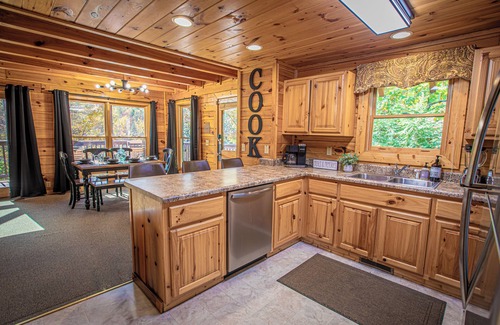 Gatlinburg - Pigeon Forge Cabin | Picture Yourself in Paradise Amazing resort location close to all action Hot Tub