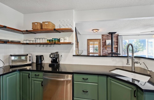 Golden Gate Canyon Cabin | Picturesque 4BR/3BA Sanctuary w/Hot tub+Fire pits @8600ft - GGC State Park!