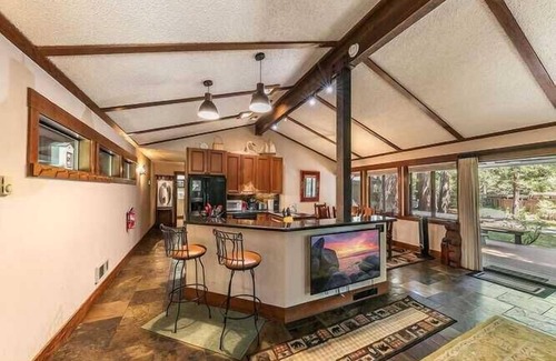 Tahoe Tavern House | Pier|Beach|Tennis|Pickleball|Walk to Town