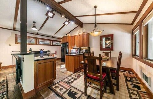 Tahoe Tavern House | Pier|Beach|Tennis|Pickleball|Walk to Town