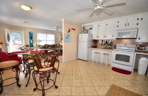 Yaupon Beach House | Pier View -3 Bedrooms/2 Bath/Sleeps 6/Short Walk to Beach