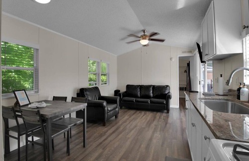 Gatlinburg - Pigeon Forge RV Rental | Pigeon Forge's 2BR Cottage