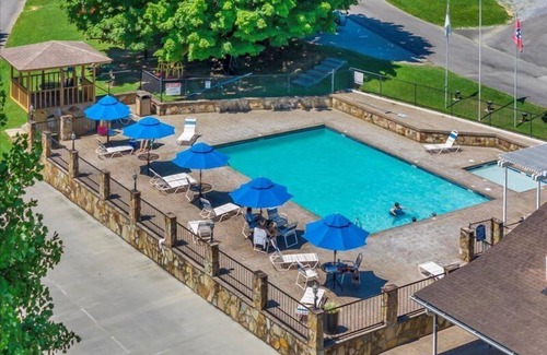 Gatlinburg - Pigeon Forge RV Rental | Pigeon Forge's 2BR Cottage