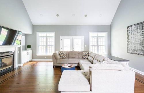 Pike Creek House | Pike Creek Palace 6 Bedrooms with 5 King beds Villa in Wilmington's Chateau Country