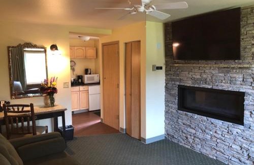 College Cabin | Pike's Waterfront Lodge