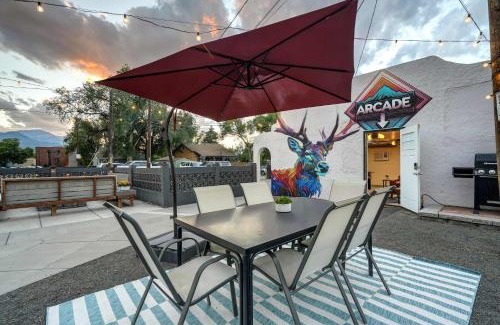 Central Colorado Springs House | Pikes Estate 5 Apts Fire Pit Big Groups 20+