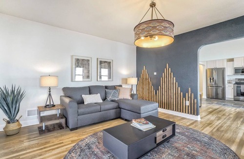 Central Colorado Springs House | Pikes Estate! Holiday Home w Game Room! Sleeps 24!