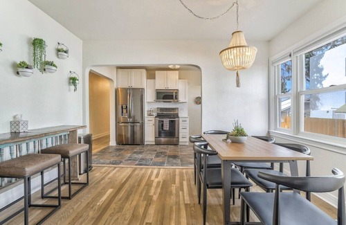 Central Colorado Springs House | Pikes Estate! Holiday Home w Game Room! Sleeps 24!