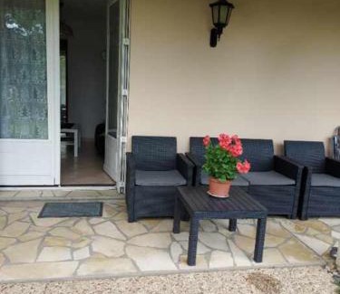 Marmande Apartment | Pin parasol