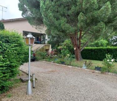 Marmande Apartment | Pin parasol