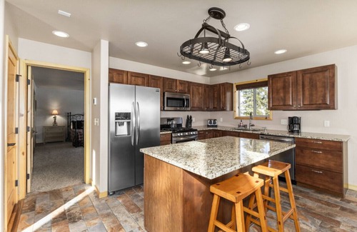 Grand Lake Cabin | Pinball Machine | Kitchen & Kitchenette | Large Deck