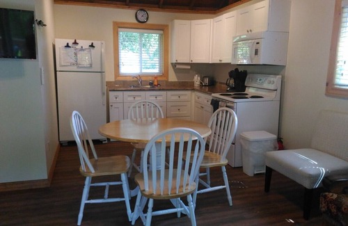 Isaacs Glen Cottage | Pine Cottage at Shiloh Cottages - Fenelon Falls