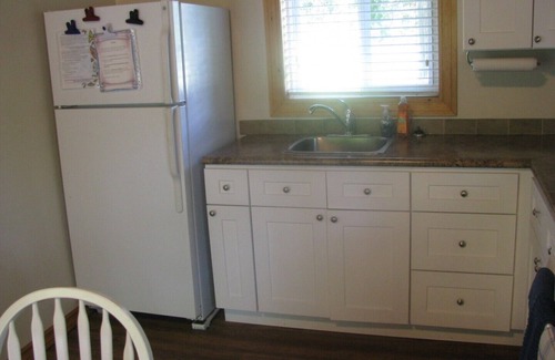 Isaacs Glen Cottage | Pine Cottage at Shiloh Cottages - Fenelon Falls