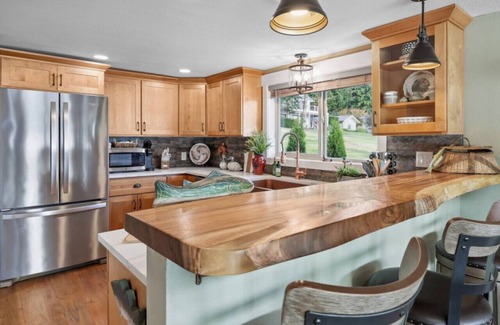 East Olympia House | Pine Cove Cottage-Waterfront