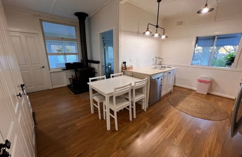Katoomba House | Pine Hill Cottage - shabby chic & peaceful haven