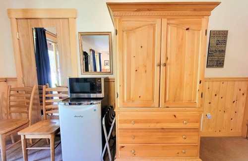 Mazama House | Pine Plus - king bedroom at The Inn At Mazama