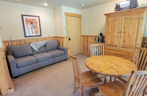 Mazama House | Pine Plus - king bedroom at The Inn At Mazama
