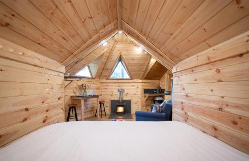 Llanelltyd Apartment | Pine Tree House with Hot tub & Sauna