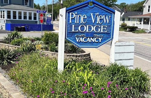 Old Orchard Beach Apartment | Pine View Lodge Old Orchard Beach - Attic Studio with 1 Queen size Bednn
