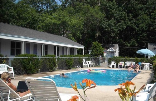 Old Orchard Beach Apartment | Pine View Lodge Old Orchard Beach - Attic Studio with 1 Queen size Bednn