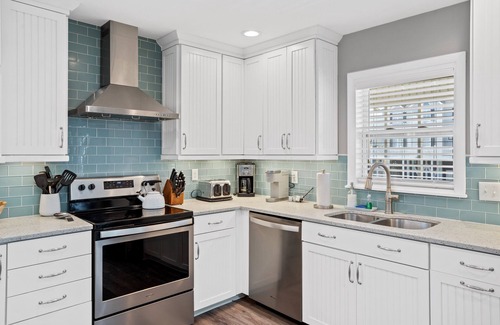 Ocean Isle Beach House | "Pineapple Paradise" Private Pool (Opt. Heat), Outdoor Bar, Crow's Nest, 2 Minutes to Beach!