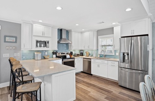 Ocean Isle Beach House | "Pineapple Paradise" Private Pool (Opt. Heat), Outdoor Bar, Crow's Nest, 2 Minutes to Beach!