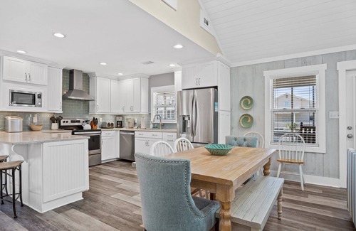 Ocean Isle Beach House | "Pineapple Paradise" Private Pool (Opt. Heat), Outdoor Bar, Crow's Nest, 2 Minutes to Beach!