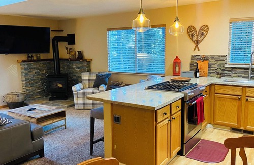 Arnold Ski Chalet | Pinebrook Chalet-Upscale Relaxation-Walk to Pinebrook Lake-drive to Bear Valley
