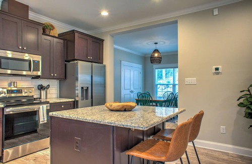 Fairview House | Pineview Bungalow | Pet-Friendly, EV Charging & Modern Comfort Near Asheville