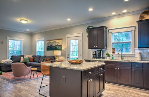 Fairview House | Pineview Bungalow | Pet-Friendly, EV Charging & Modern Comfort Near Asheville