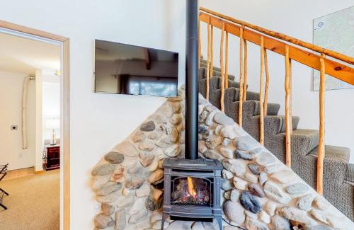 Ketchum Apartment | Pinewood Delightful Retreat
