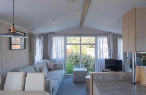 Wells-next-the-Sea Cabin | Pinewoods Lakeside - no dogs