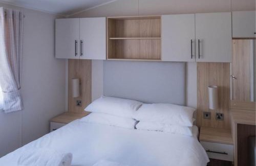 Wells-next-the-Sea Cabin | Pinewoods Lakeside - no dogs