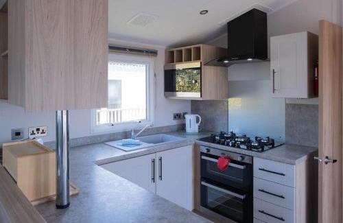 Wells-next-the-Sea Cabin | Pinewoods Lakeside - no dogs