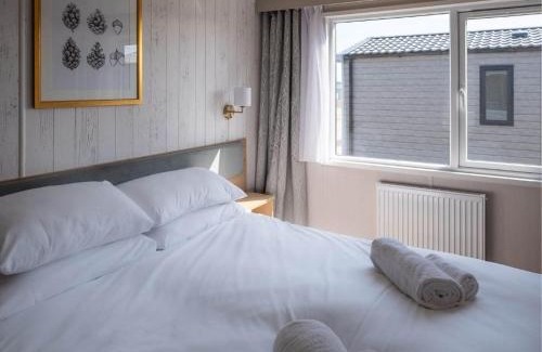 Wells-next-the-Sea Cabin | Pinewoods Lakeside Luxe no.2 - no dogs