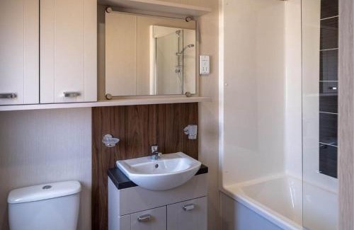Wells-next-the-Sea Cabin | Pinewoods Lakeside Luxe no.2 - no dogs