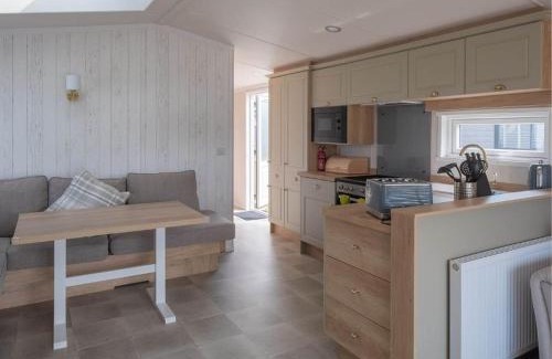 Wells-next-the-Sea Cabin | Pinewoods Lakeside Luxe no.2 - no dogs