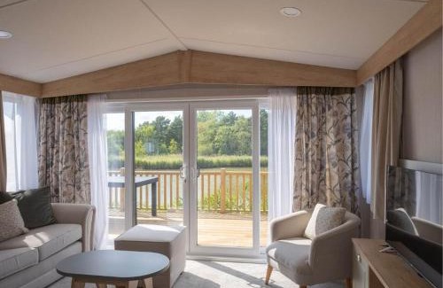 Wells-next-the-Sea Cabin | Pinewoods Lakeside Luxe no.2 - no dogs