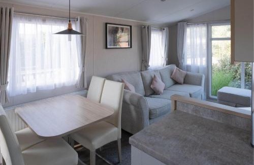 Wells-next-the-Sea Cabin | Pinewoods Park Style no.2 - sleeps 8 – no dogs
